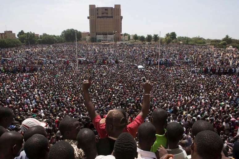 <p>Manifestantes se reunem em praça da capital de Burkina Faso, Ouagadougou, em protesto contra o presidente Blaise Compaoré, que renunciou na sexta-feira</p>