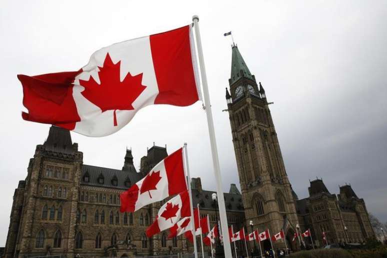 Bandeiras canadenses no Parlamento, em Ottawa, no Canadá, em maio. 09/05/2014