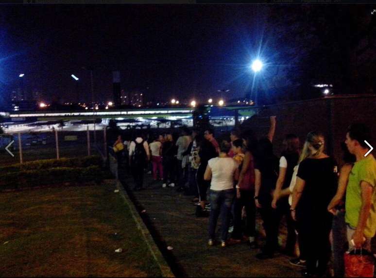 O Aventuras Gastron&ocirc;micas postou foto da fila e postou: "Cheguei agora aqui no Carrefour e olha o tamanho da fila! Muita gente tb vai aproveitar a Hora da Troca Carrefour!"