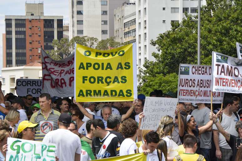 <p>Cartaz em meio a ato contra Dilma pede o apoio das Força Armadas</p>