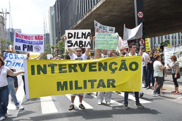 <p>Manifestantes de protesto que pede impeachment de Dilma Rousseff pedem a intervenção militar</p>