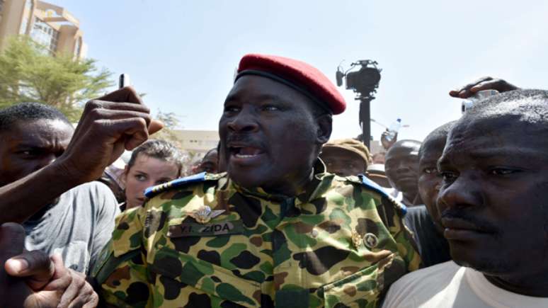 <p>O tenente-coronel&nbsp;Yacouba Isaac Zida vai liderar a transi&ccedil;&atilde;o de Burkina Faso rumo &agrave; democracia</p>