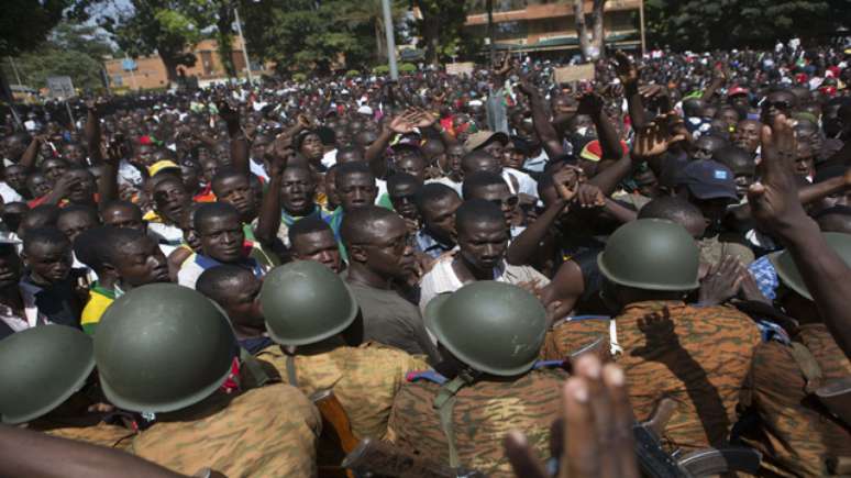 <p>Manifesta&ccedil;&otilde;es populares derrubaram o presidente Blaise Compaor&eacute; nesta semana</p>