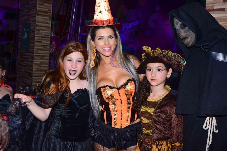 Na noite de sexta-feira (31), Ana Paula Minerato escolheu um modelito bem ousado para curtir a festa de Halloween da escola de inglês CNA em um buffet na capital paulista, que também contou com atores mirins de Chiquititas