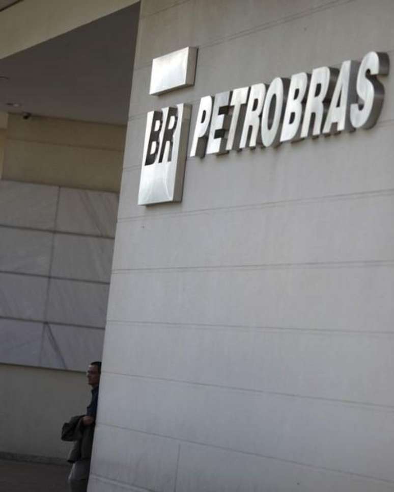 PriceWaterhouseCoopers no aprobó los resultados del tercer trimestre de la petrolera brasileña Petrobras, ya que la firma de auditoría exigió una investigación mayor sobre el escándalo de corrupción en el que está involucrada la estatal, informó el sábado el diario O Estado de S.Paulo. En la imagen, un hombre en la sede de la universidad de Petrobras en Río de Janeiro, el 9 de octubre de 2012.