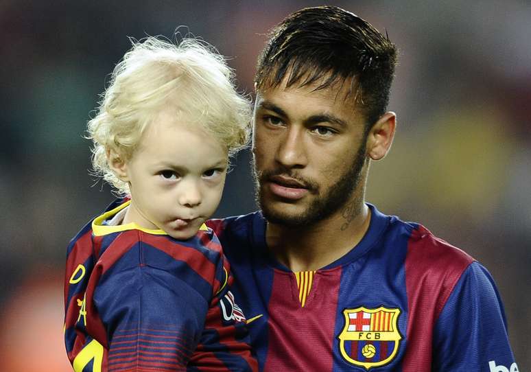 <p>Neymar entrou em campo com o filho Davi Lucca</p>