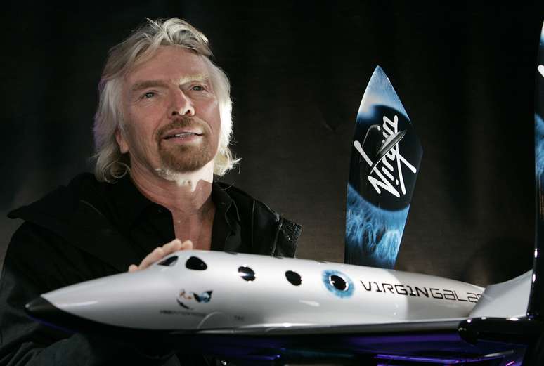 <p>Richard Branson, fundador da Virgin Galactic, com uma miniatura da SpaceShipTwo</p>