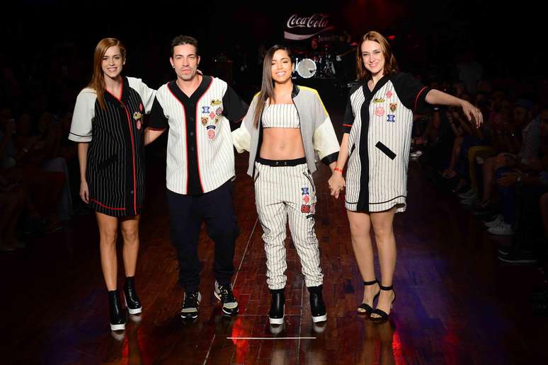 <p>A abertura do São Paulo Fashion Week Inverno 2015 aconteceu neste domingo (2), na capital paulista, e contou com desfile da Coca-Cola. A funkeira Anitta, o cantor Di Ferrero e a atriz Sophia Abrahão desfilaram pela grife - o evento ainda contou com show de Anitta e Di Ferrero</p>