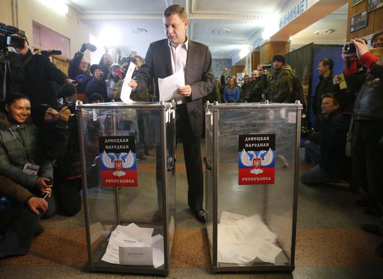 <p>Alexander Zakharchenko, l&iacute;der separatista da autoproclamada Rep&uacute;blica Popular de Donetsk, deposita seu voto em urna</p>