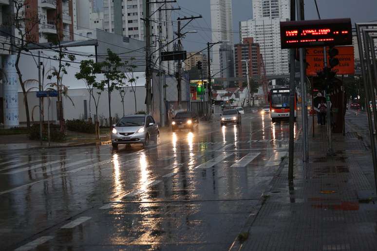 <p>Meteorologistas avisam que, por volta das 18h30, havia potencial para a formação de alagamentos em toda a capital, exceto na zona sul e na sudeste. </p>