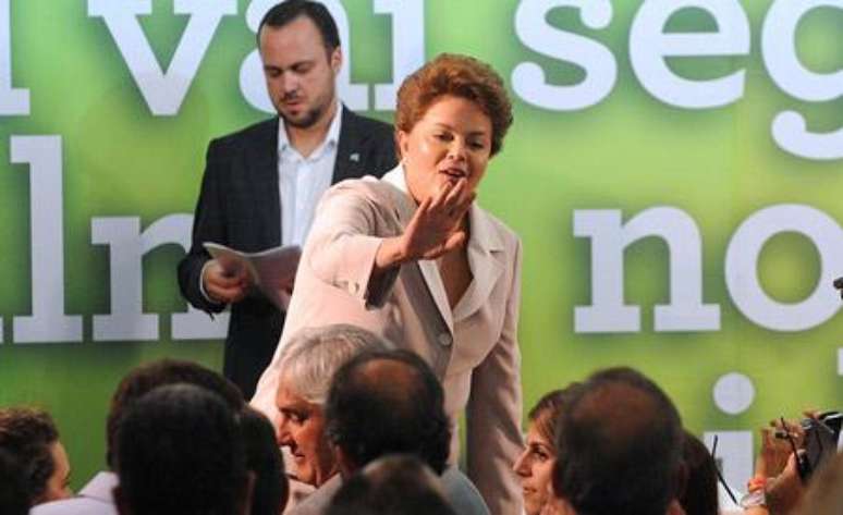 <p>Dilma Roussef ser&aacute; convidada para participar de uma reuni&atilde;o do diret&oacute;rio do PT, no fim do m&ecirc;s, em Fortaleza</p>
