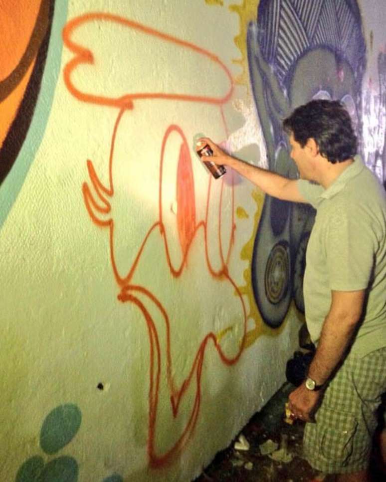 <p>Haddad é apoiador da arte urbana. Na foto prefeito participa de intervenção no túnel José Roberto Melhem</p>