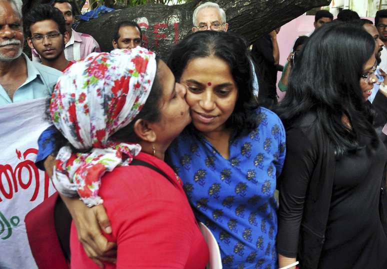 40 pessoas foram presas após participaram de um protesto pelo beijo em público em Cochin, na Índia