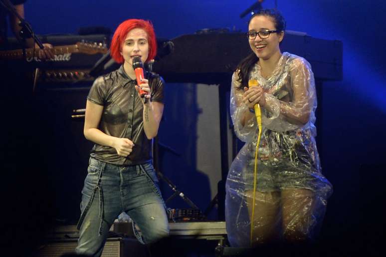 <p>Hayley Williams, do Paramore, e Aline, a fã sortuda que subiu no palco</p>