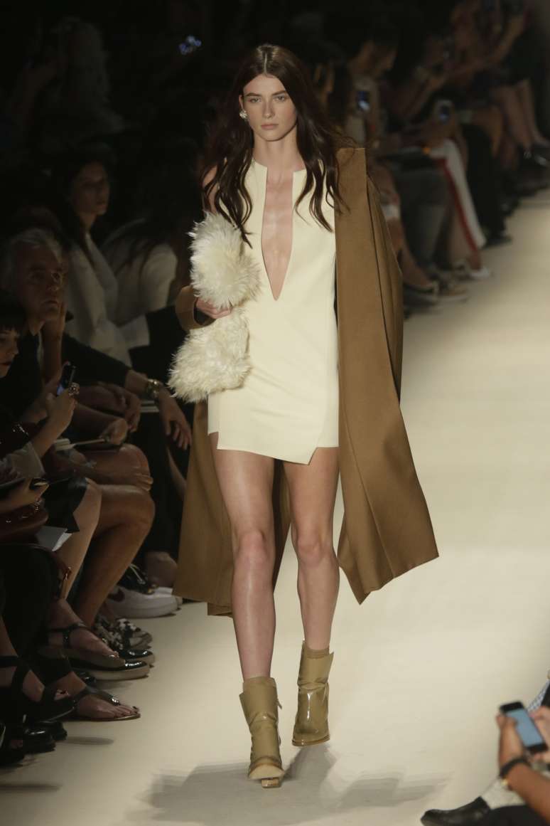 <p>Com tops gringas abrindo o desfile, a Animale deu o pontapé inicial na 38º edição do São Paulo Fashion Week. Com estilo de Vitorino Campos, que substituiu Priscilla Darolt, o inverno 2015 veio inspirado na Rota da Seda. que sai de Istambul, passa pela Ásia Central e termina na China. Nessa viagem, a Animale colocou camisas brancas de vários comprimentos e complementou com calças retas, mais largas, amarrações, saias, além de casacos e bermudas</p>