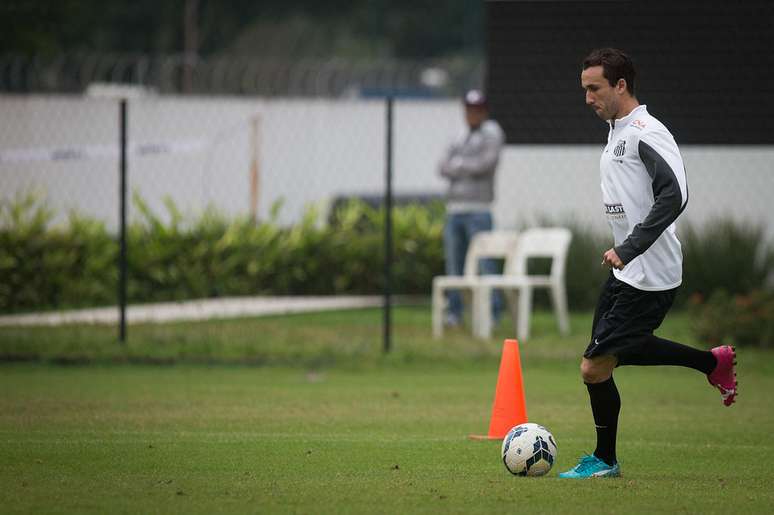Thiago Ribeiro voltou a trabalhar com bola no CT Rei Pelé