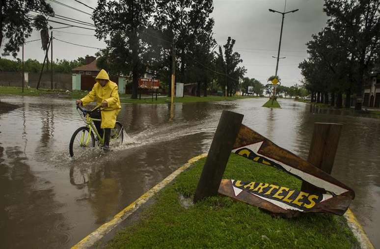 <p>Centenas permanecem fora de suas casas e persiste o alerta vermelho para o fenômeno conhecido como 'sudestada'</p>