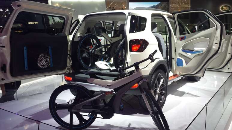 <p>Bike conceito da Ford híbrida exposta ao lado de um Ecosport</p>