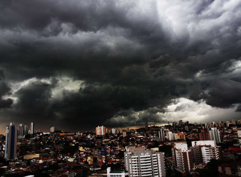 <p>Nuvens carregadas tomaram conta do céu na zona oeste da capital paulista; vista parcial do Alto da Lapa</p>