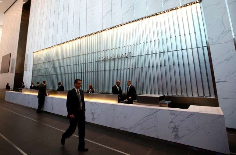 <p>Funcion&aacute;rios da Cond&eacute;&nbsp;Nast trabalham no lobby da torre do Novo World Trade Center, em Nova York, nesta segunda-feira, 3 de novembro</p>