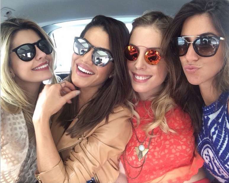 <p>Foi dada a largada! As fashionistas se unem pela moda e dividem carro para ir ao desfile da Animale, que abre a 38ª edição do SPFW. Na foto, as blogueiras Carol Tognon, Camila Coelho, Fabiana Justus e Luiza Sobral. "Nosso carro tá animado", escreveu Carol na legenda</p>