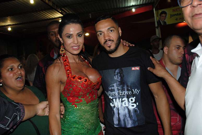 Gracyanne Barbosa e Belo acompanham ensaio da X9