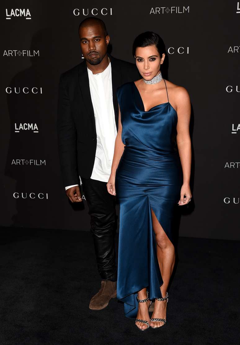 Kim Kardashian usa vestido apertado 