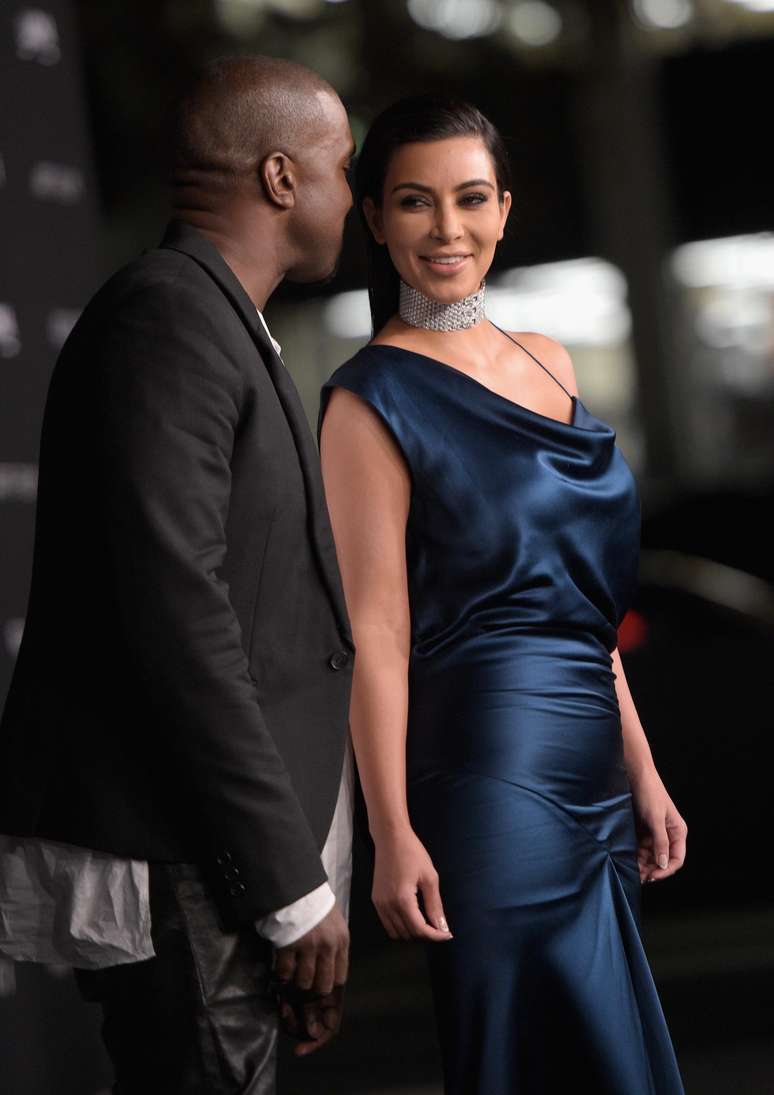 Kim Kardashian usa vestido apertado 