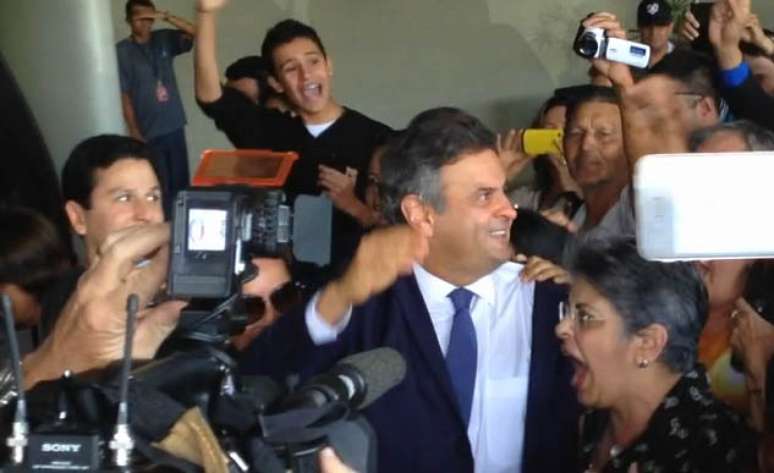 <p>Aécio Neves (PSDB) foi recebido com foguetório e gritos de "Presidente!" e "Fora PT!" em seu retorno ao Senado Federal</p>