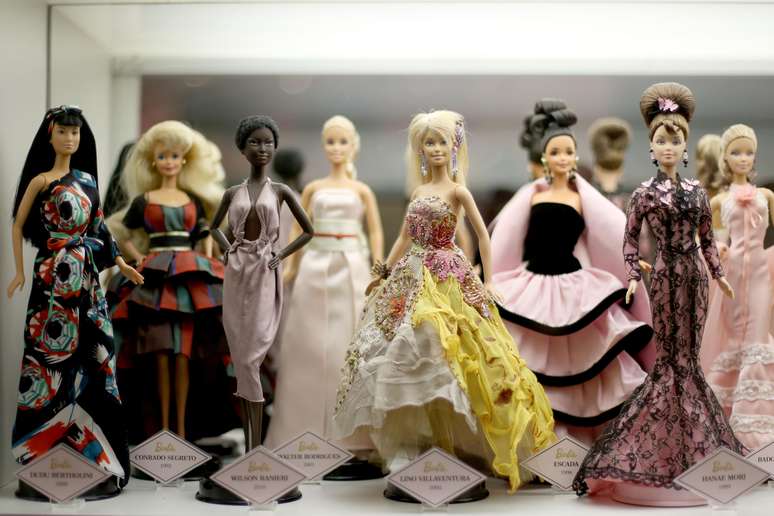 <p>A Mattel inaugurou nesta segunda-feira (3) em seu lounge da 38ª edição do São Paulo Fashion Week uma exposição que leva os amantes da Barbie ao delírio. Bonecas colecionáveis, muitas com apenas alguns exemplares, podem ser vistas vestidas por estilistas de várias partes do mundo, inclusive pelo brasileiro Alexandre Herchcovitch em 1999.  São mais de 50 bonecas distribuídas no estande de 112 m²</p>