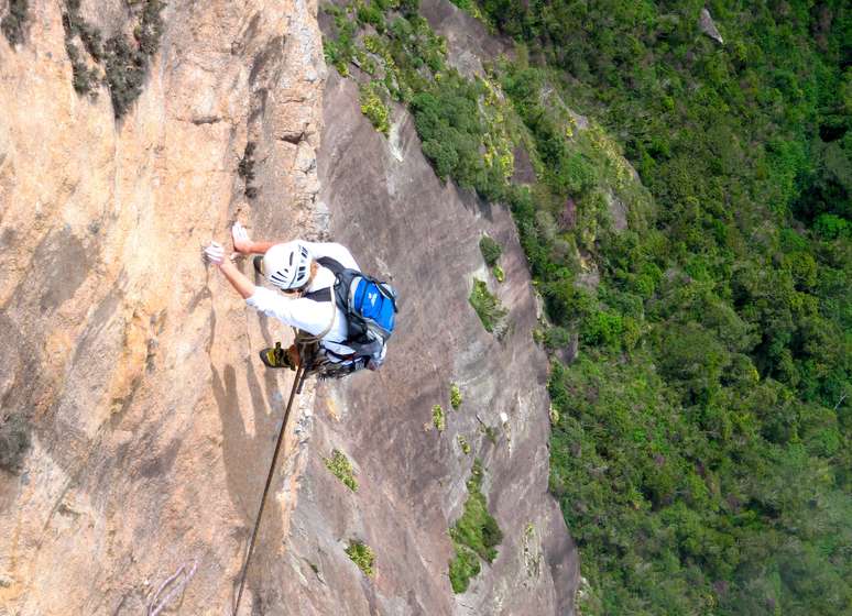 O acesso ao cume foi uma das etapas mais difíceis do projeto, exigindo uma escalada de aproximadamente 700 metros verticais
