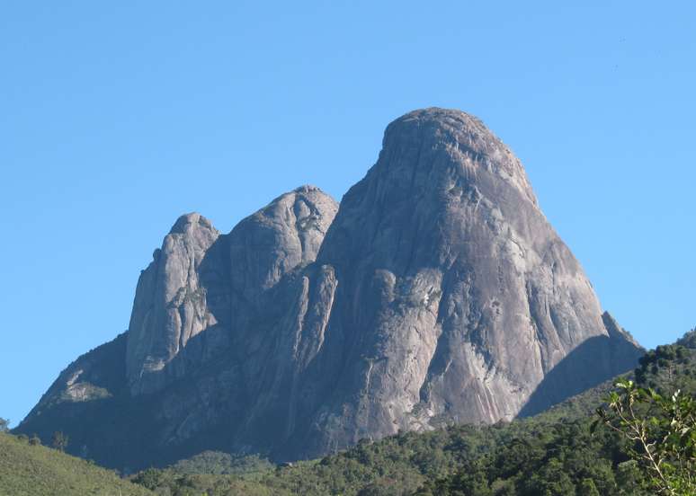 O Pico Maior integra o imponente conjunto de montanhas graníticas denominado de Três Picos. Este afloramento rochoso, localizado entre Nova Friburgo e Teresópolis, dá nome ao Parque Estadual de Três Picos