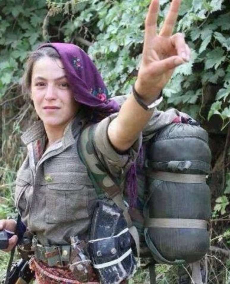 Sherene tem 21 anos e é uma das mulheres que lutam contra a presença do EI na Síria