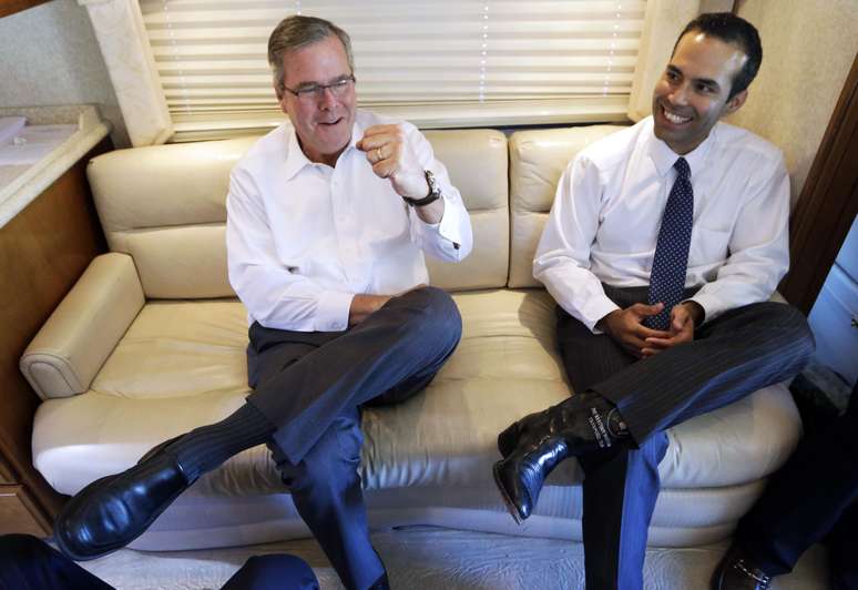 <p>George P. Bush (&agrave; direita) e o pai, Jeb Bush (&agrave; esquerda), concedem entrevista no Texas, em 14 de outubro</p>