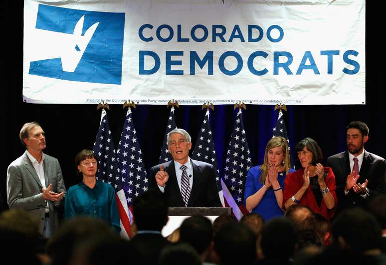 <p>Mark Udall, do partido Democratas, perdeu as eleições e compareceu a um evento ao lado de sua família na noite desta terça-feira</p>