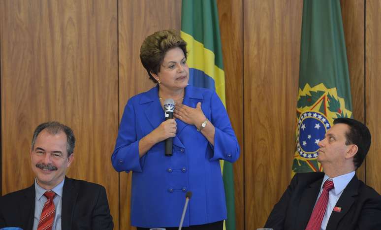 <p>O ministro-chefe da Casa Civil, Aloizio Mercadante, Dilma Rousseff e o presidente do PSD, Gilberto Kassab</p>