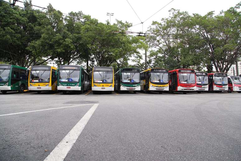 Ônibus parados no Terminal Carrão nesta quarta-feira