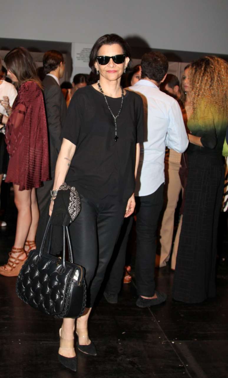 <p>Marina Lima escolheu look todo preto para o terceiro dia de desfiles</p>