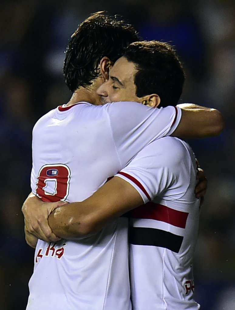 Ganso e Kaká comemoram gol do São Paulo