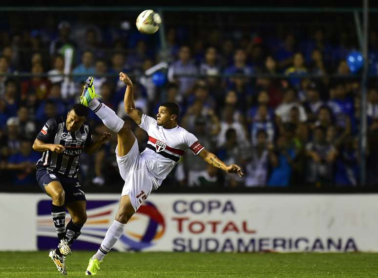 <p>Denílson luta pela bola no duelo entre Emelec e São Paulo pela Copa Sul-Americana.</p>