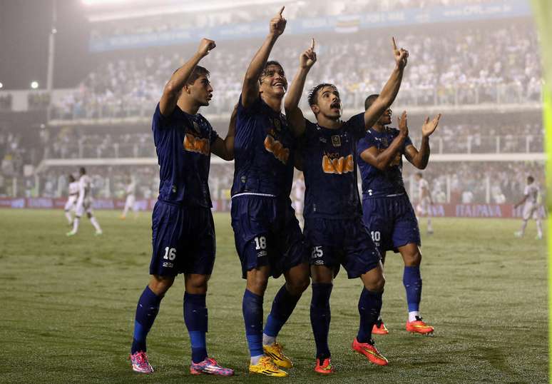 Cruzeirenses comemoram a classificação à final da Copa do Brasil