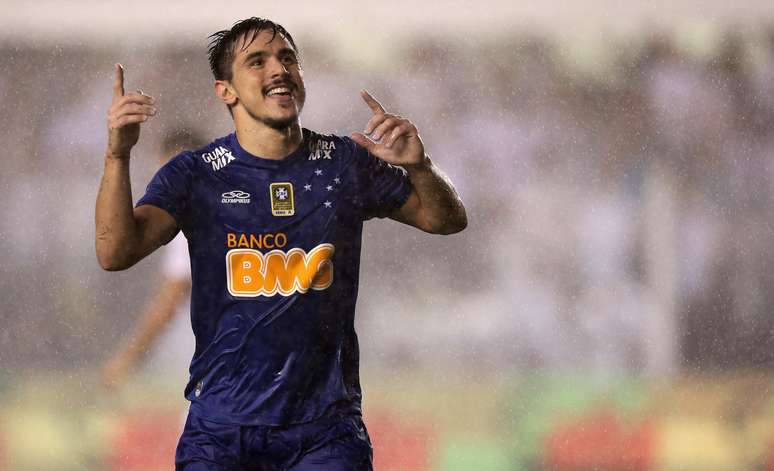 Dois gols de Willian na segunda metade da etapa complementar deram a classifica&ccedil;&atilde;o ao Cruzeiro na semifinal contra o Santos, que terminou com placar agregado favor&aacute;vel por 4 a 3 para os mineiros.