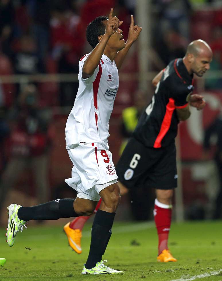 Carlos Bacca comemora o último gol marcado pelo Sevilla