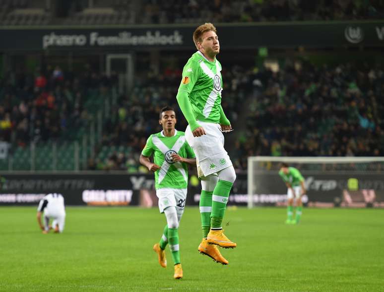 Bendtner comemora um de seus gols na goleada do Wolfsburg