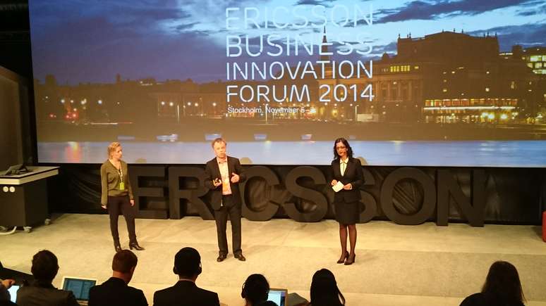 <p>Rankka e Björn respondem questões ao lado de Rima Qureshi, vice-presidente da Ericsson</p>