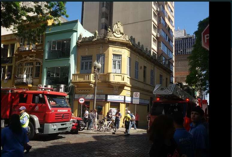 <p>Bombeiros disseram que um botijão de gás explodiu</p>