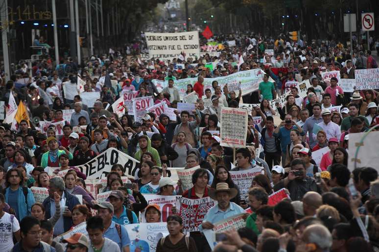 Segundo os organizadores, 120 mil pessoas participaram da marcha, no mais recente protesto pelo desaparecimento dos jovens