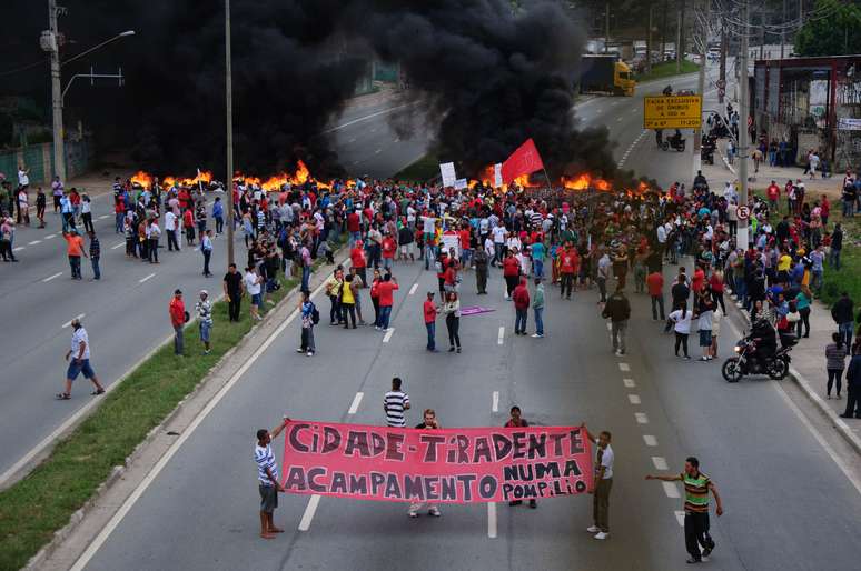 <p>Manifestantes ateam fogo em pneus na avenida Jacu-Pêssego</p>