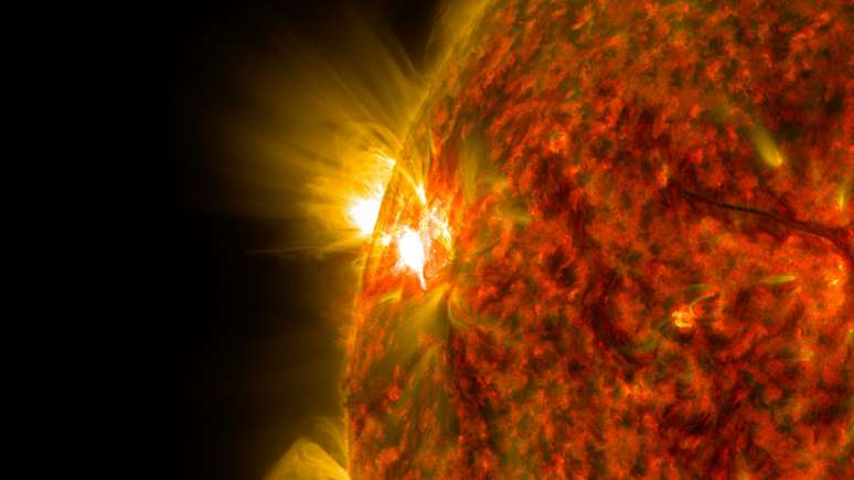 La NASA difundió en su sitio web una imagen de una llamarada solar captada a las 4:47 am ET del 5 de noviembre de 2014 por el telescopio espacial Solar Dynamics Observatory.