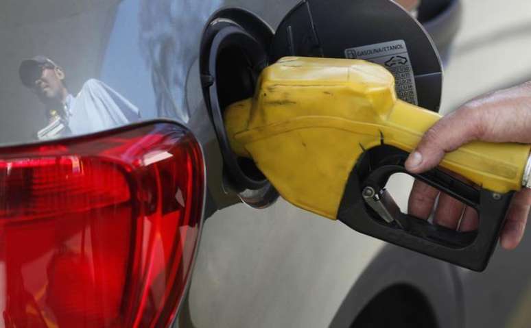 Carro é abastecido em posto de gasolina em São Paulo. 22/08/2013